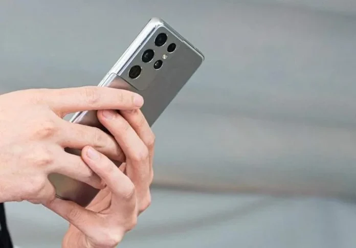 Smartphone στην ηλιακή έκλειψη: Γιατί απαγορεύεται; Smartphone στην ηλιακή έκλειψη: Γιατί απαγορεύεται;