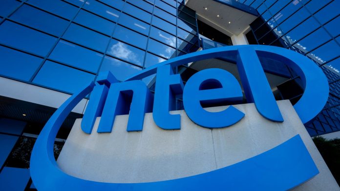 Η Apple ενώνει δυνάμεις με την Intel, σύμφωνα με τον Trump Η Apple ενώνει δυνάμεις με την Intel, σύμφωνα με τον Trump