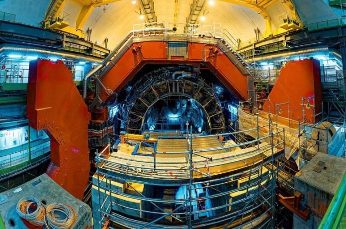 Γλουόνια στο CERN: Παράξενη συμπεριφορά στα άδυτα του ατόμου Γλουόνια στο CERN: Παράξενη συμπεριφορά στα άδυτα του ατόμου