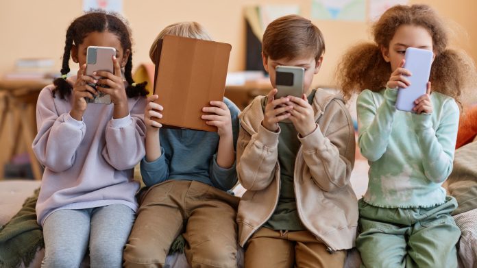 Έρευνα: Τα Smartphone Βλάπτουν τα Παιδιά Κάτω των 12 Έρευνα: Τα Smartphone Βλάπτουν τα Παιδιά Κάτω των 12